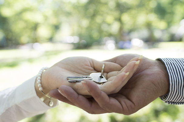 Чоловік і жінка з ключами від дому
 - Фото, зображення
