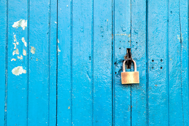 Blauwe oude houten deur met de vergrendeling - Foto, afbeelding