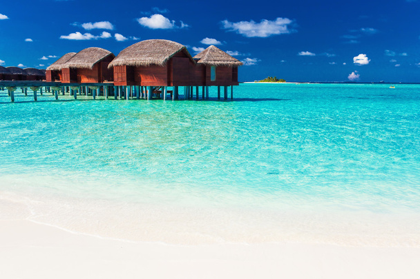 Overwater bungalow en strand in Maldiven - Foto, afbeelding
