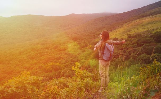 traveler woman enjoying   nature of mountains - Foto, afbeelding