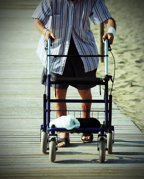 ηλικιωμένος άνδρας περπάτημα με Walker στην παραλία - Φωτογραφία, εικόνα
