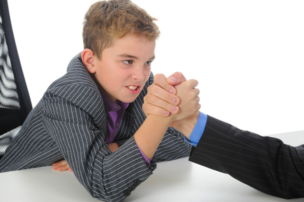 Boy and a man arm wrestling - Foto, afbeelding