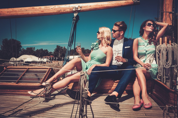 amis riches s'amuser sur un yacht de luxe
 - Photo, image