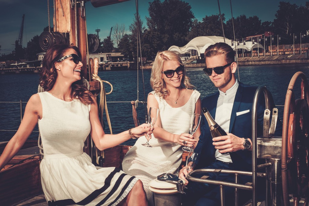 amici ricchi divertirsi su uno yacht di lusso
 - Foto, immagini