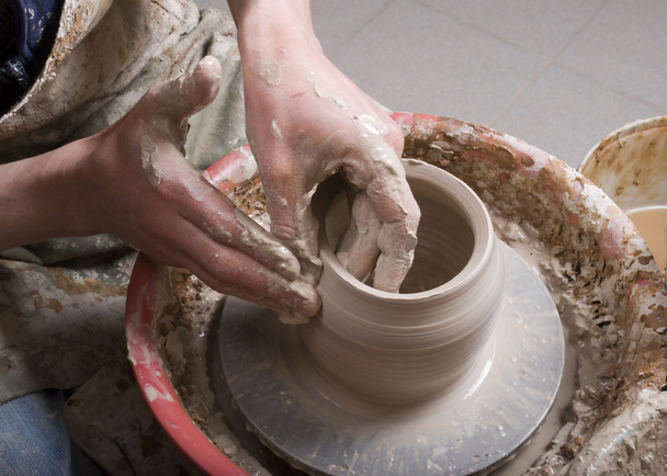 Las manos de un alfarero, creando un frasco de barro en el círculo
 - Foto, imagen