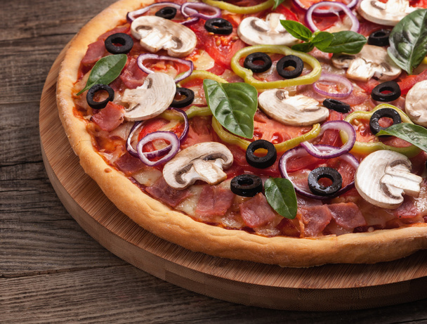 Italienische leckere Pizza mit Pilzen und Schinken - Foto, Bild