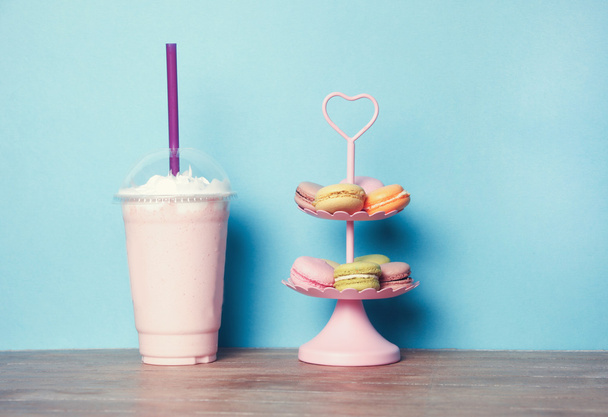 Молочный коктейль с разноцветными макаронами
 - Фото, изображение