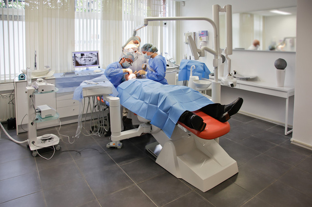 Operazione in clinica dentale
 - Foto, immagini