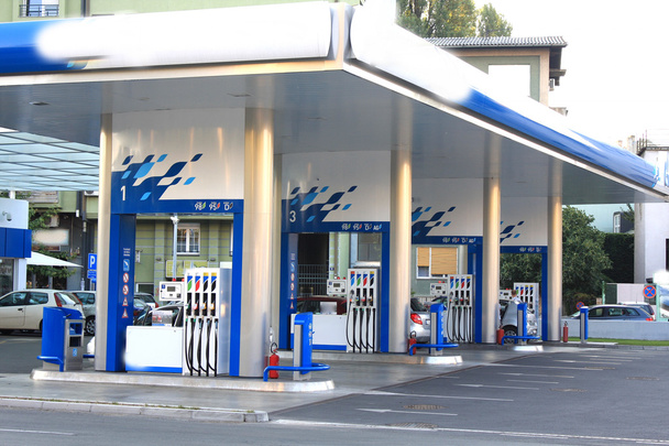 Gas station met voldoende ruimte voor gratis - Foto, afbeelding