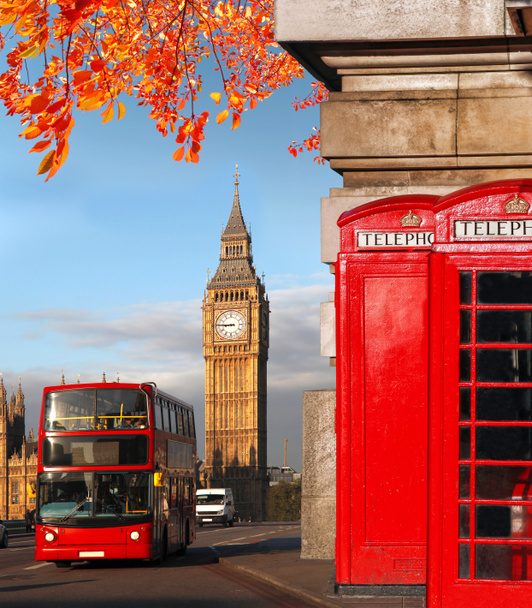 Símbolos de Londres con BIG BEN, DOBLE DECKER BUS y BOOTHS DE TELÉFONO rojo en Inglaterra, Reino Unido
 - Foto, imagen