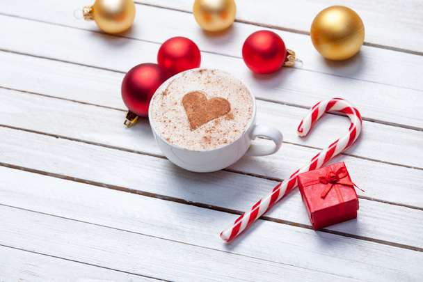 Tasse Kaffee und Weihnachtsbonbons - Foto, Bild