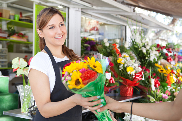 kobieta kupuje bukiet kwiatów - Zdjęcie, obraz