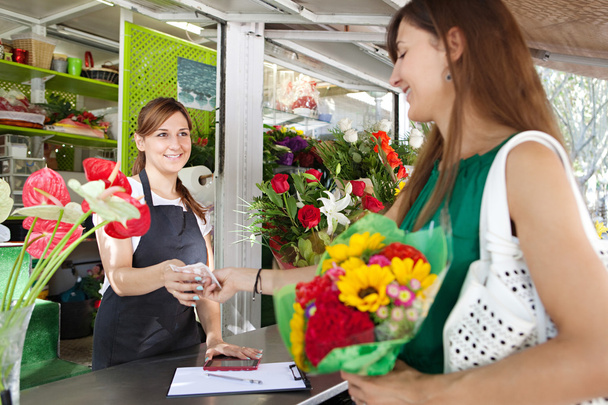 femme achète un bouquet de fleurs
 - Photo, image