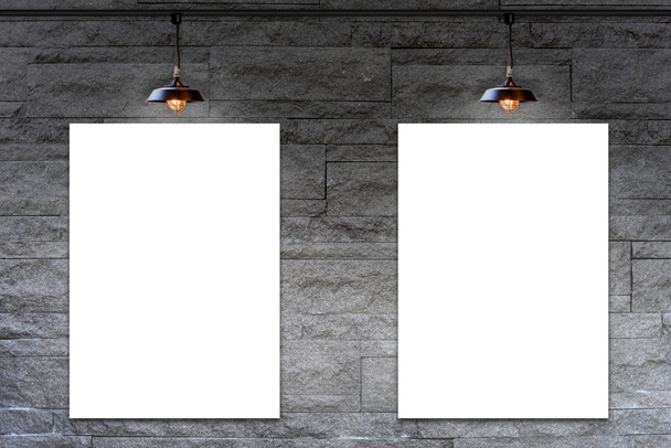 Prázdný rámeček na žulové kamenné dekorativní cihlová zeď s lampou pro informační zprávy - Fotografie, Obrázek