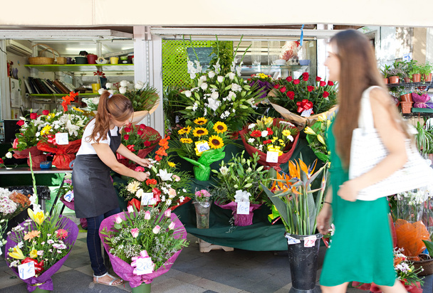 florist woman works in her store - Fotografie, Obrázek