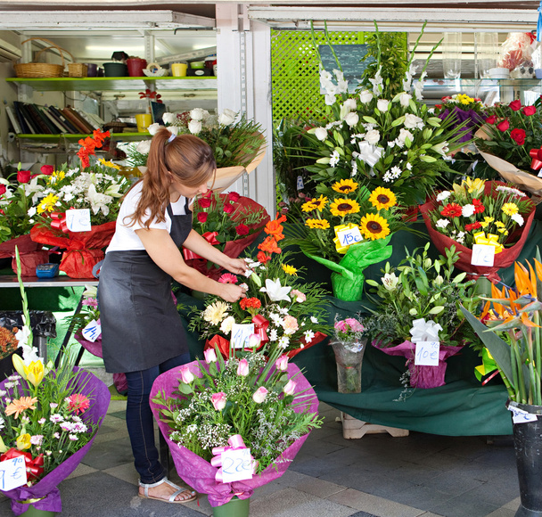 Kwiaciarnia kobieta pracuje w jej sklepie - Zdjęcie, obraz
