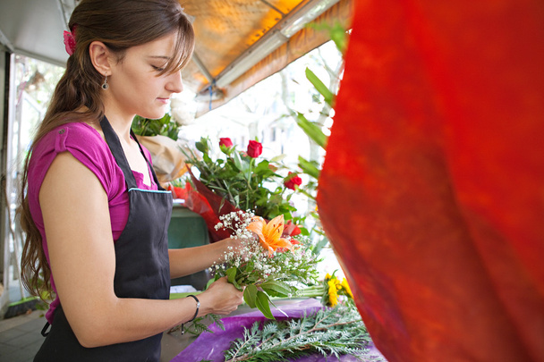 fleuriste femme travaille dans son magasin
 - Photo, image