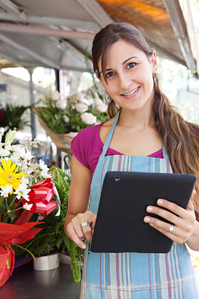 florista mulher com uma clipbard em sua loja
 - Foto, Imagem