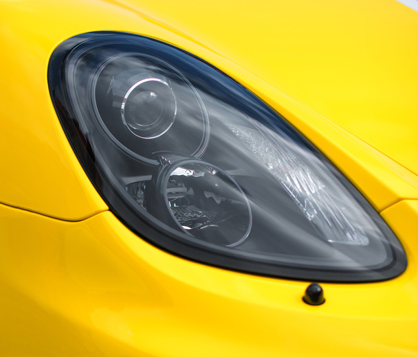Zár-megjelöl kilátás sárga sportkocsi fényszóró. - Fotó, kép