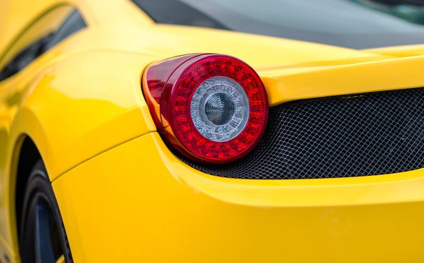 Pohled na detail zadní světlo žluté sportovní auto. - Fotografie, Obrázek