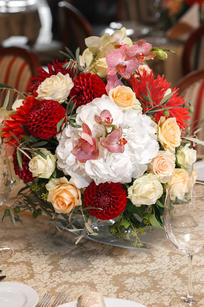 bouquet de fleurs au restaurant
 - Photo, image