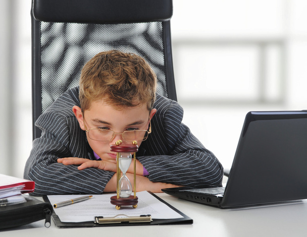 Young businessman using a laptop - Foto, imagen