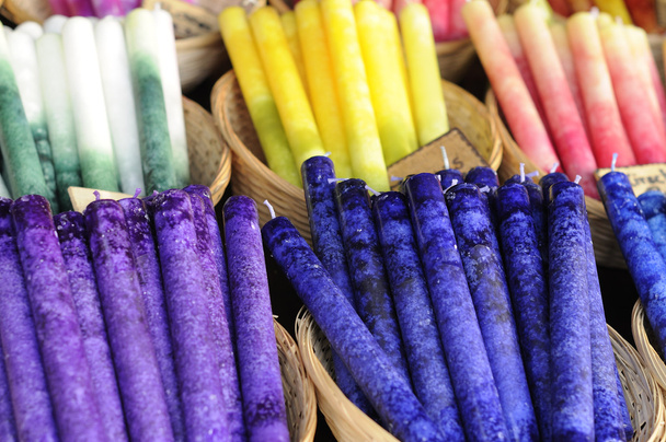 kleurrijke kaarsen op middeleeuwse markt, esslingen - Foto, afbeelding