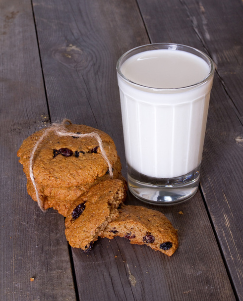 Biscoitos de aveia com passas e um copo de leite
 - Foto, Imagem