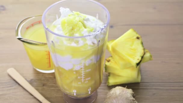pineapple ginger smoothie with Greek yogurt - Footage, Video