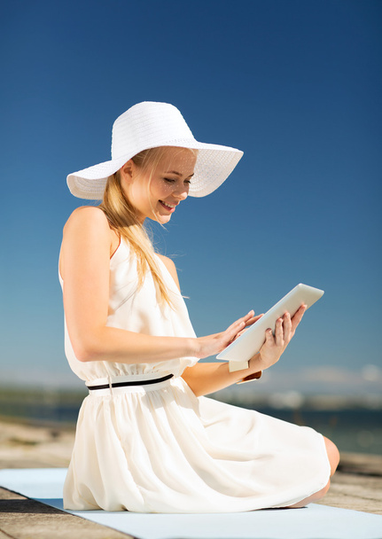 beautiful woman in a dress with tablet pc - Valokuva, kuva