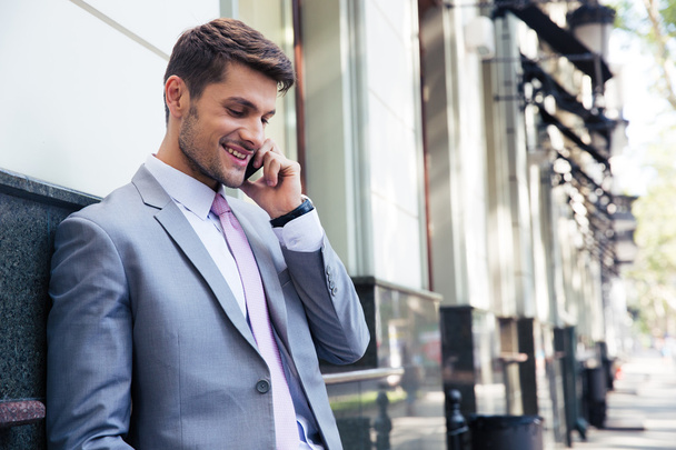 Businessman talking on the phone  - Zdjęcie, obraz