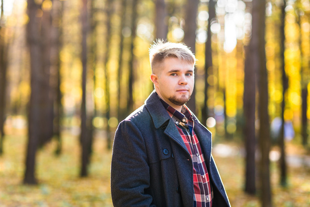  homme portant un manteau dans le parc d'automne
 - Photo, image