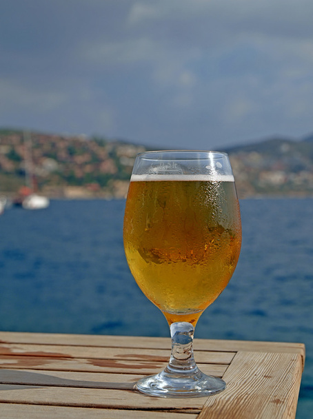 Cerveja gelada no Seafront Cafe
 - Foto, Imagem