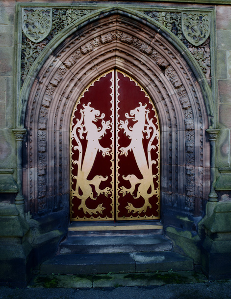 Дверь готической церкви
 - Фото, изображение