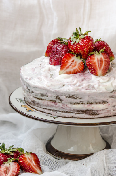 κέικ με κρέμα και φράουλες - Φωτογραφία, εικόνα