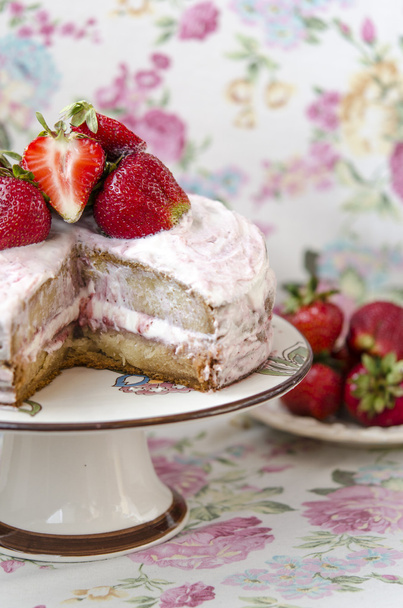 taart met room en aardbeien - Foto, afbeelding