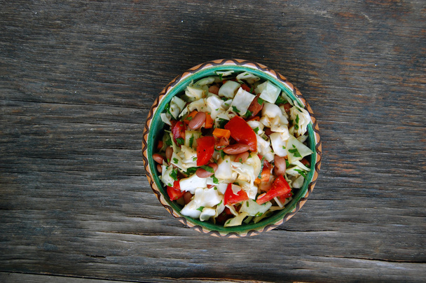 Salada de tomate fresco e repolho
 - Foto, Imagem