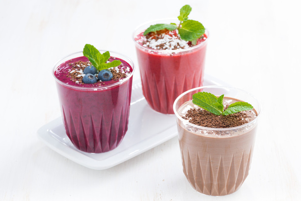 chocolate, blueberry and strawberry milkshakes - Foto, afbeelding