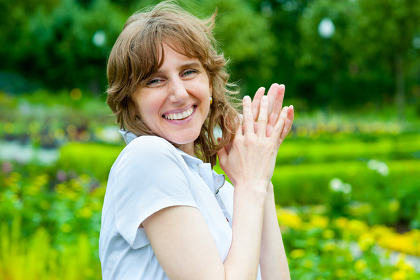 улыбающийся портрет женщины средних лет
 - Фото, изображение