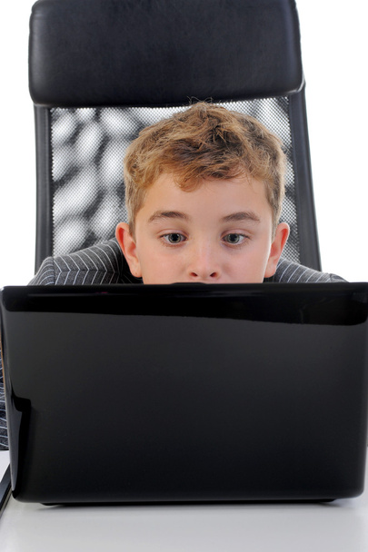 Boy at the computer - Foto, afbeelding