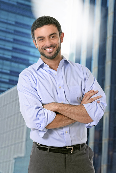 atraktivní obchodní muž pózuje šťastné ve firemní portrét venku na finanční čtvrť - Fotografie, Obrázek