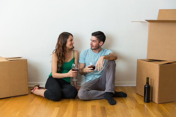 Casa de nueva casa pareja casada sala de estar con cajas
 - Foto, Imagen