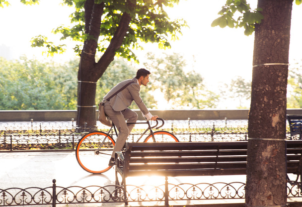 Businessman riding bicycle - Zdjęcie, obraz