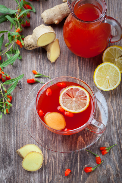 Tea with fresh goji berries and ginger - Foto, Bild