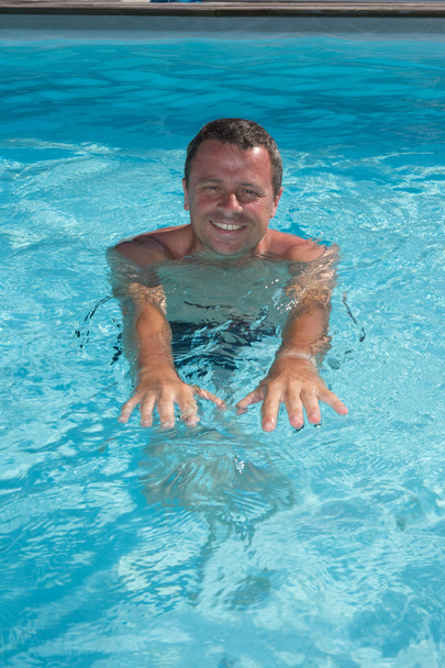 Bonito hombre nadando en la piscina, retrato
 - Foto, Imagen