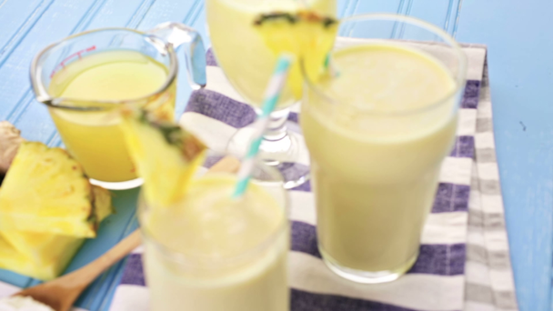 имбирный коктейль с ананасом и греческим йогуртом
 - Кадры, видео