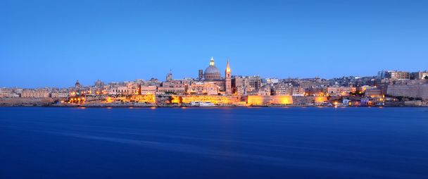 Valletta Skyline en la noche, Malta
 - Foto, Imagen