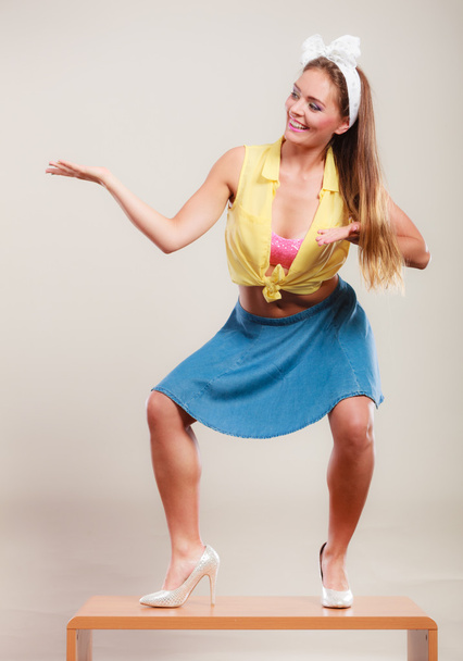 girl dancing on table - Foto, afbeelding