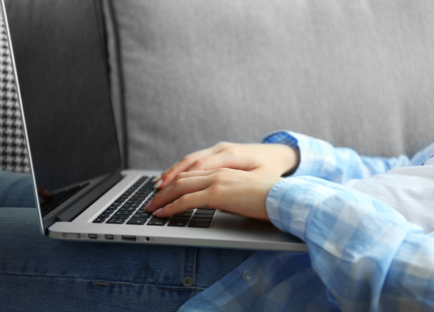 Mulher usando laptop, dentro de casa
 - Foto, Imagem