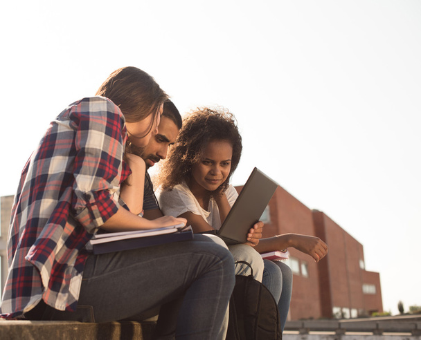 Студенты с ноутбуком в кампусе
 - Фото, изображение